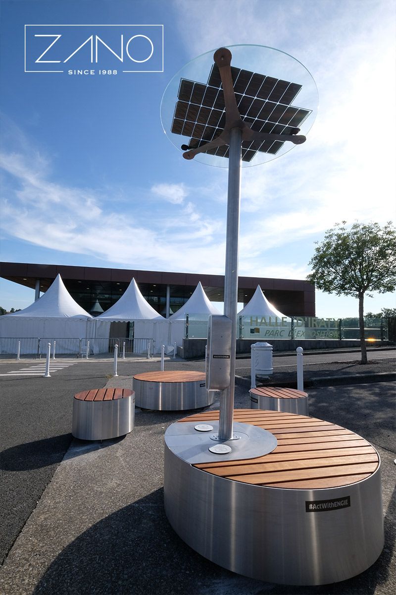 banca solar hecha de acero inoxidable y madera de caoba africana. panel fotovoltaíco hecho de motoristal y vidrio templado