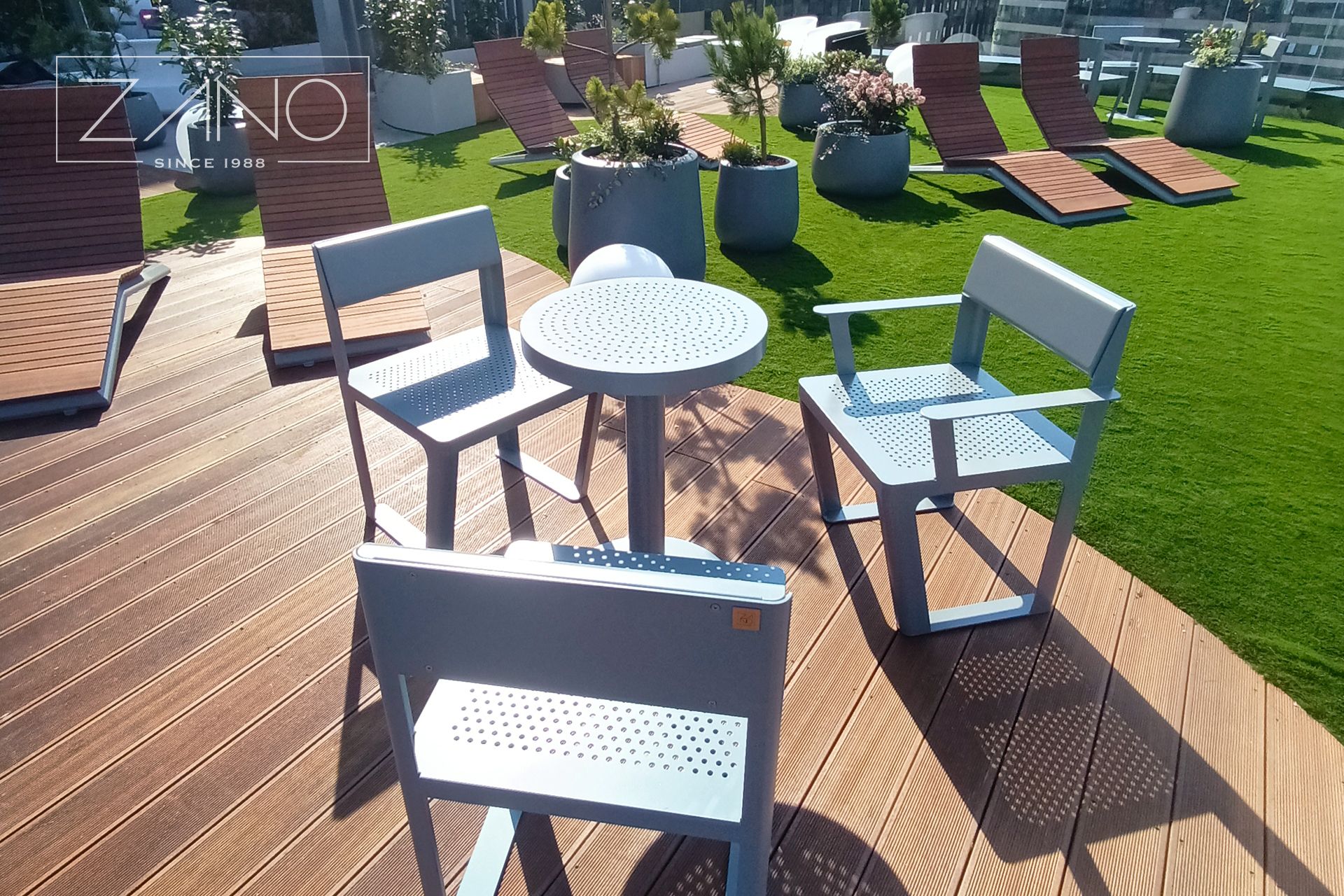 Mesa de acero para exterior con sillas