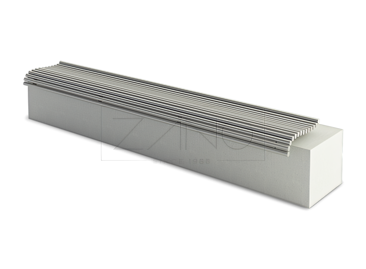 Un banco de tubos de acero inoxidable sobre una base de hormig&oacute;n.