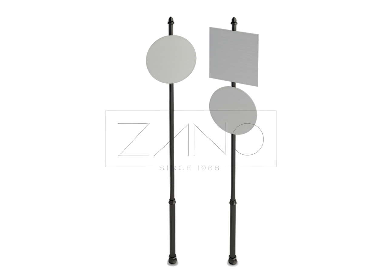 Postes de carretera con se&ntilde;ales decoradas con hierro fundido