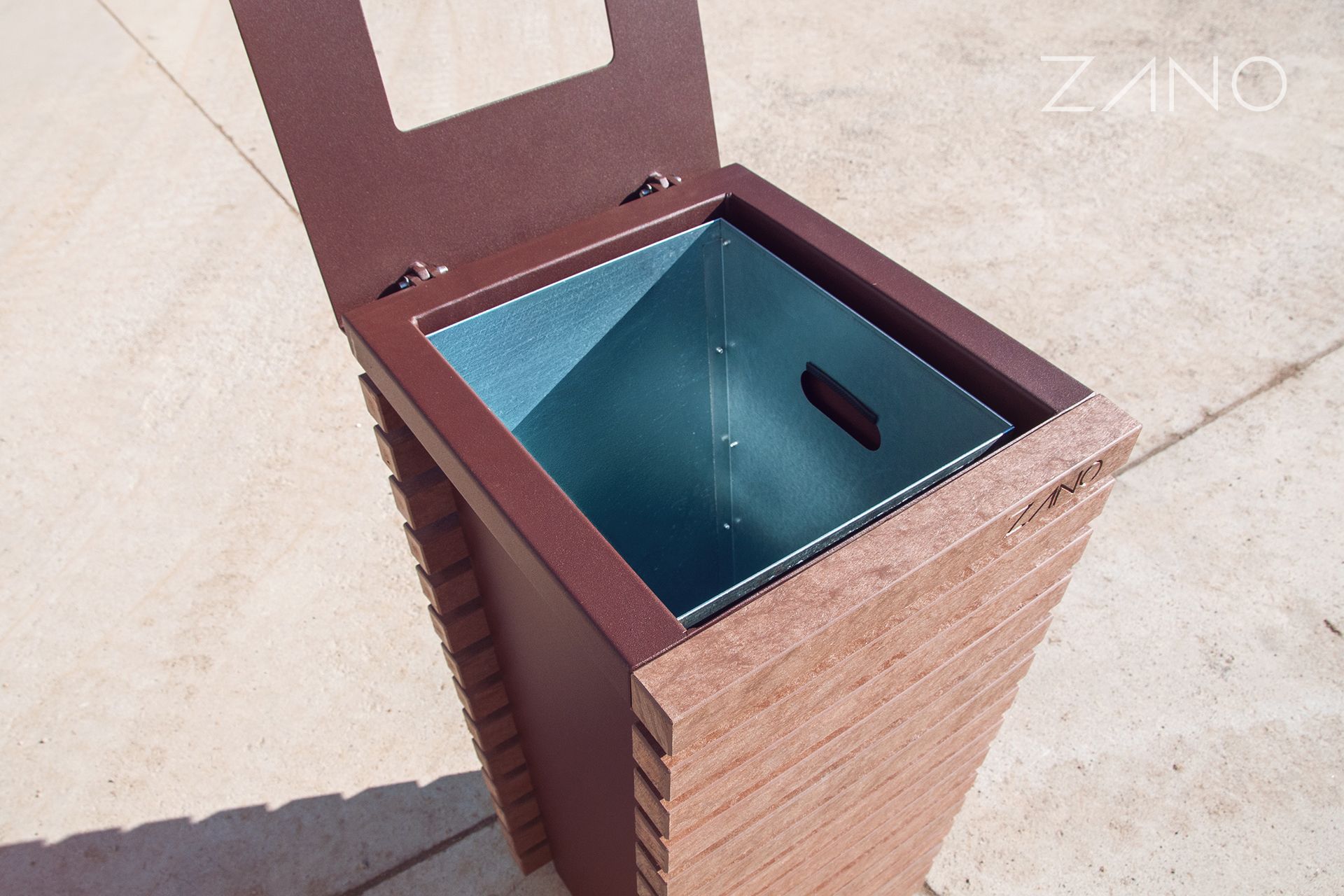 Papelera metálica con inserto extraíble Papelera metálica con inserto extraíble