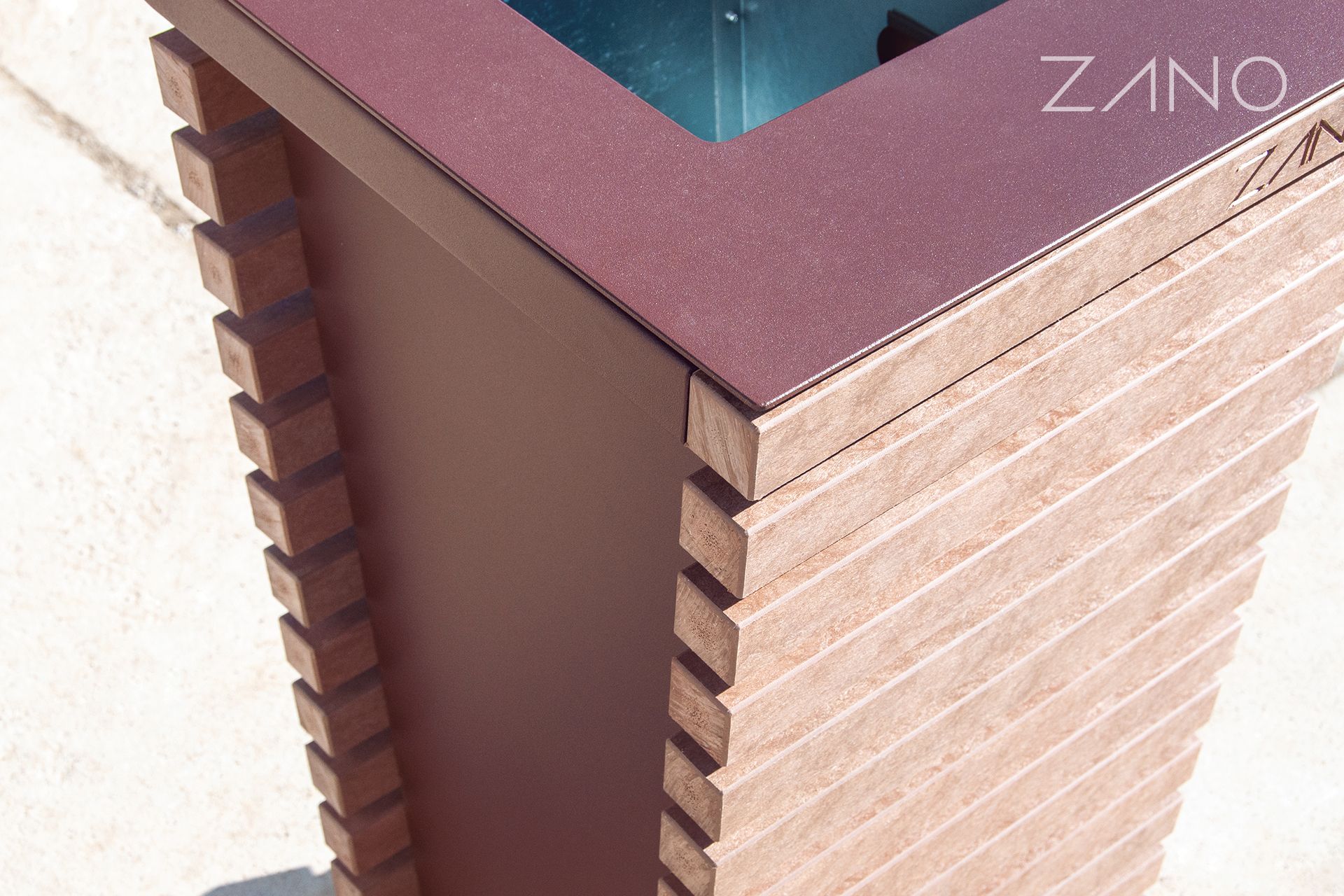 Papelera metálica Tiger drylack Rusty Iron y Ekodeska de plástico reciclado Papelera metálica Tiger drylack Rusty Iron y Ekodeska de plástico reciclado