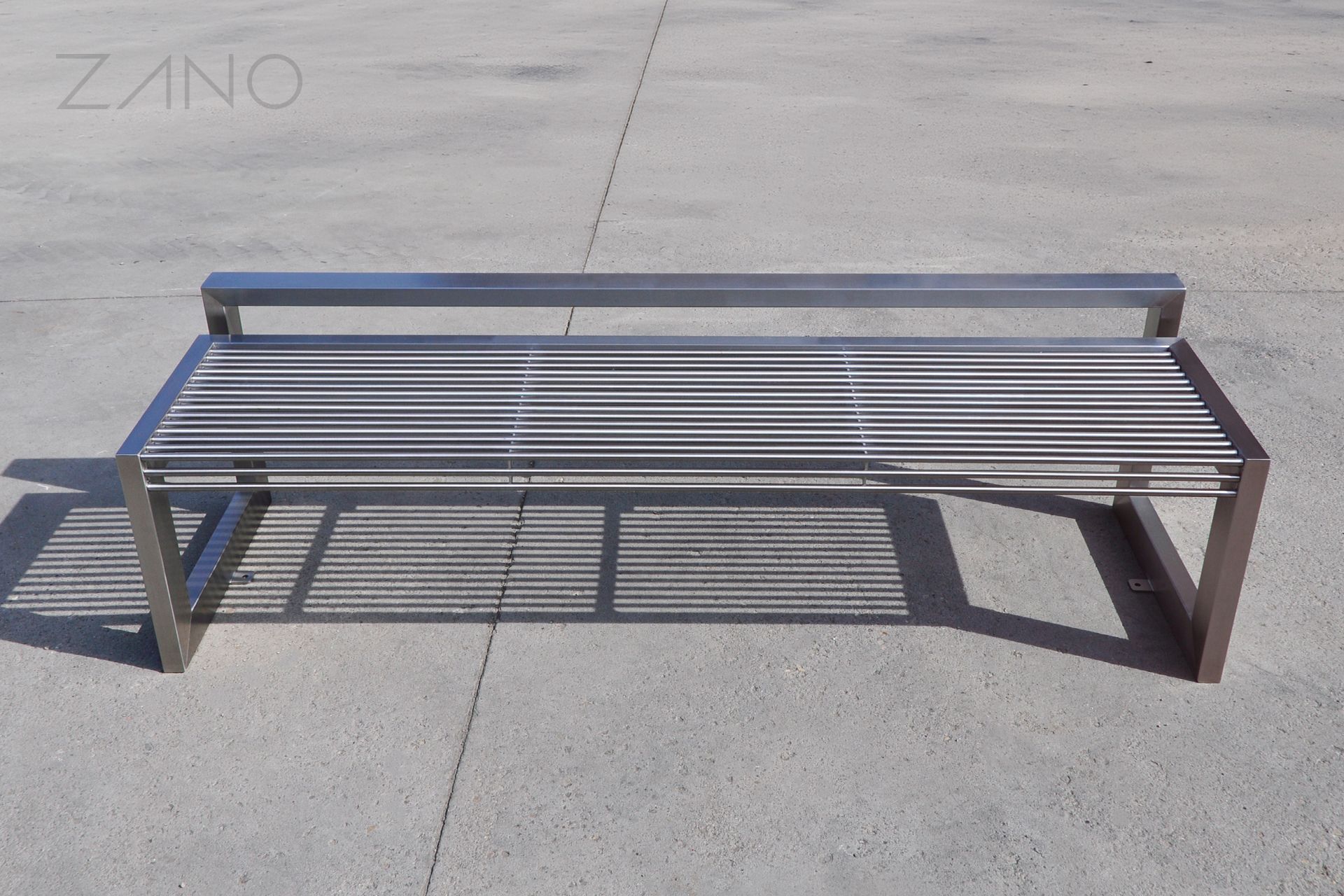 Un moderno banco urbano de acero inoxydable Un moderno banco urbano de acero inoxydable