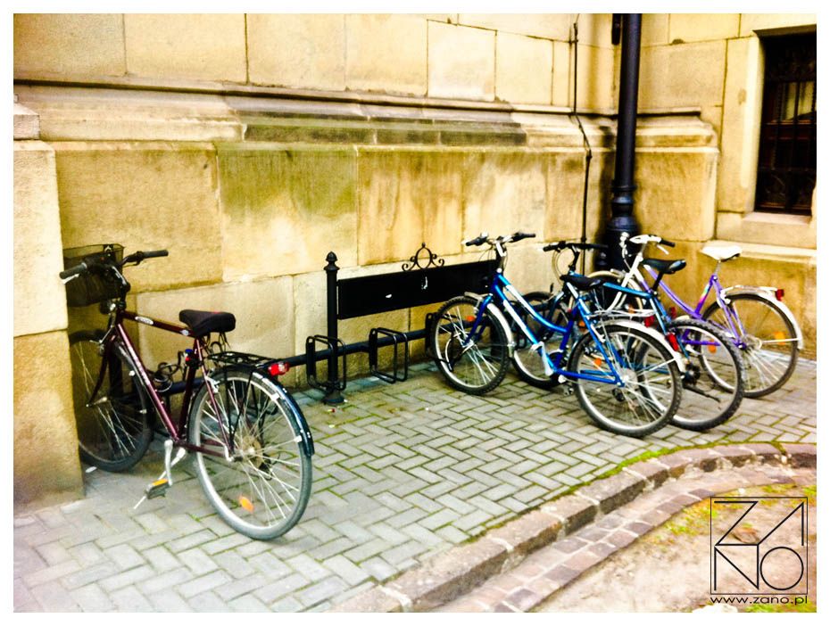 Aparcamiento para bicicletas con espacio para publicidad