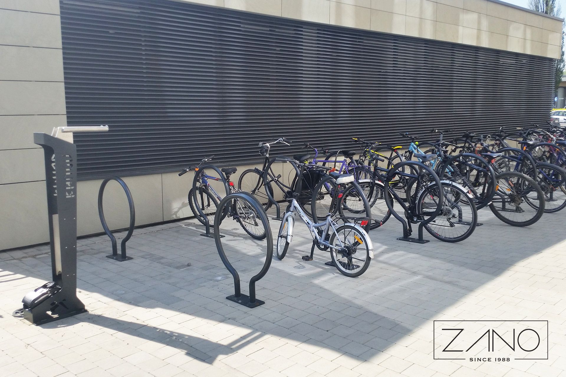 Soportes para bicicletas en un edificio de oficinas hechos de acero al carbono pintado en RAL 9005
