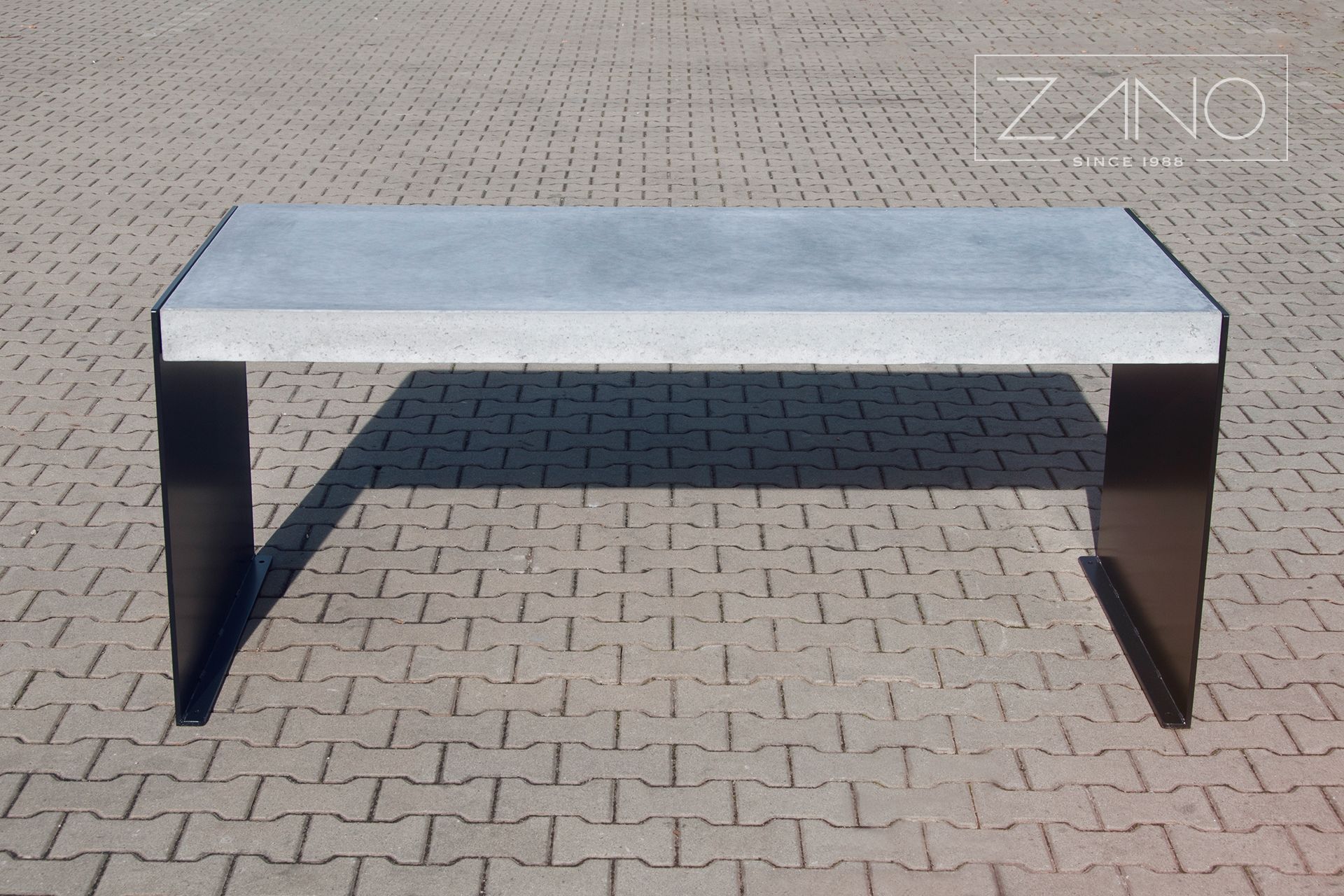 Mesa con tablero de hormigón