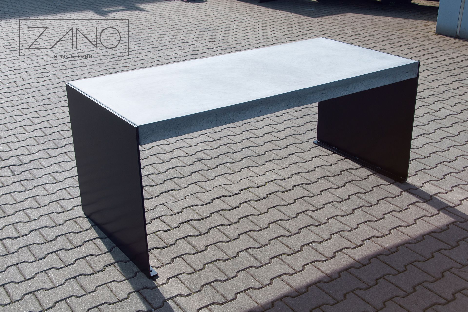 Mesa de jardín de hormigón